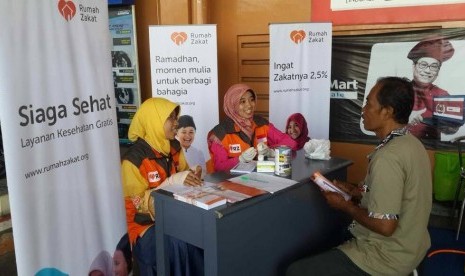 Pengunjung Lottemart memeriksakan kesehatan di booth Siaga Sehat yang bekerja sama dengan Rumah Zakat.