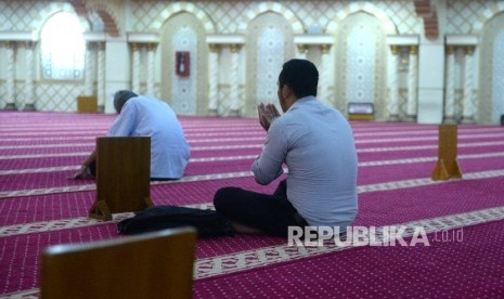 Pengunjung melakukan ibadah di Masjid Nurul Iman, Blok M, Jakarta. Waspada! Tak Hanya Masjid Blok M, Pelaku Pasang Stiker QRIS Palsu di Sejumlah Masjid