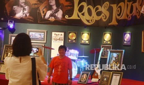 Pengunjung melakukan swafoto di stand memorabilia grup musik Koes Plus di Museum Musik Dunia, Batu, Jawa Timur, Jumat (5/1).