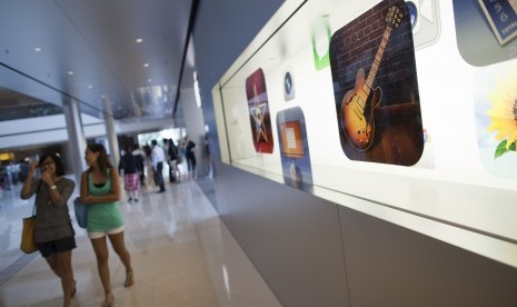 Pengunjung melewati iTunes Store di Hong Kong. Untuk meningkatkan kepuasan pengguna produk Apple, peningkatan kapasitas simpan lagu akan dilakukan bagi Apple Music dan iTunes.