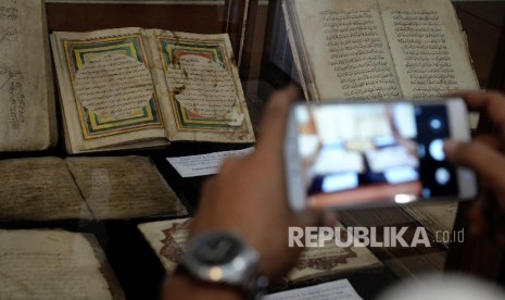 Ilustrasi. Pengunjung melihat Alquran Kuno saat pameran Sejarah Islam di Nusantara yang digelar di Kantor PBNU, Jakarta, Senin (30/1). Khofifah Kenalkan Manuskrip Kuno Ulama Nusantara di Arab Saudi