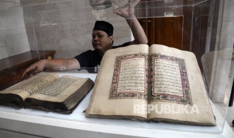 Pengunjung melihat Alquran Kuno saat pameran Sejarah Islam di Nusantara yang digelar di Kantor PBNU, Jakarta, Senin (30/1)