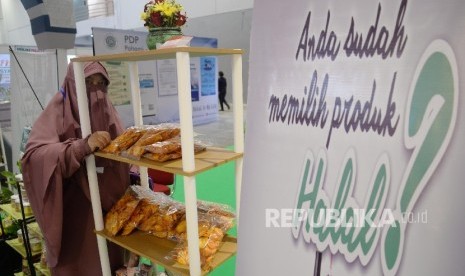  Pengunjung melihat aneka makanan halal dalam acara International Islamic Fair (IIF) 2016 di JIEXPO, Kemayoran, Jakarta, Kamis (20/10). 