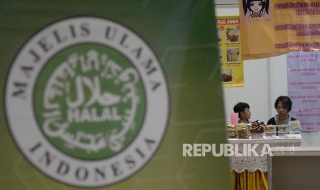  Pengunjung melihat aneka makanan halal dalam acara International Islamic Fair (IIF) 2016 di JIEXPO, Kemayoran, Jakarta, Kamis (20/10). 