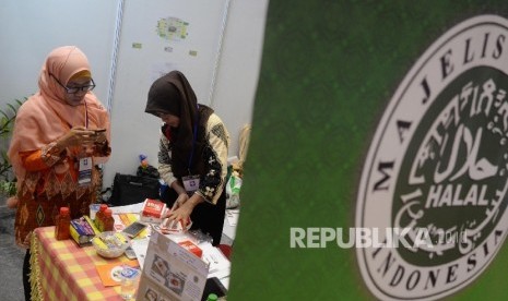 Pengunjung melihat aneka makanan halal 