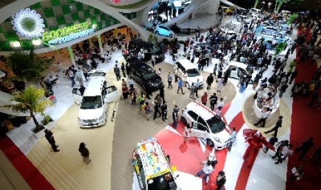 Pengunjung melihat aneka produk mobil di stand Toyota saat International Indonesia Motor Show (IIMS) 2012 di Jakarta International Expo, Kamis (27/9) lalu.