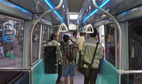 Pengunjung melihat bagian dalam purwarupa Light Rail Transit (LRT) Metro Kapsul di pedestrian Alun-alun Bandung, Jawa Barat, Kamis (6/4). 