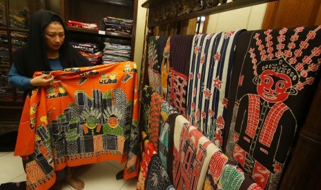 Pengunjung melihat batik di Sentra Batik Gobang, Srengseng, Jakarta, Rabu (8/11). Menurut Dinas Pariwisata dan Kebudayaan Jakarta Barat, Sentra Batik Gobang Jakarta akan dijadikan salah satu destinasi wisata unggulan selain kawasan Kota Tua