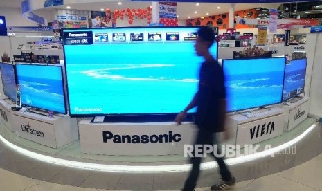 Pengunjung melihat beberapa produk eletronik merk Panasonic di salah satu toko elektronik, Jakarta, Rabu (3/2).