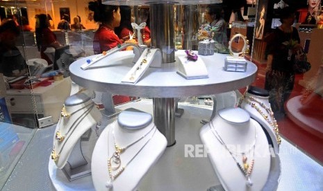 Pengunjung melihat berbagai perhiasan yang dipamerkan pada Jakarta International Jewellery Fair 2016 di Jakarta Convention Center (JCC), Jakarta, Ahad (8/5).(Republika/Agung Supriyanto)