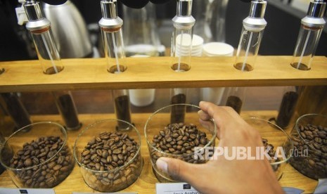 Pengunjung melihat biji kopi pada Indonesia Coffee Events (ICE) 2018 di Surabaya, Jawa Timur, Ahad (21/1).