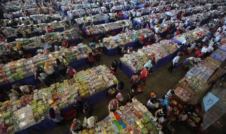 Pengunjung melihat buku-buku yang dijual pada pameran buku 