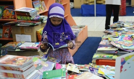 Pengunjung melihat buku distand Bestari Zikrul pameran Islamic Book Fair ke-14 di Istora Senayan, Jakarta, Kamis (5/3).