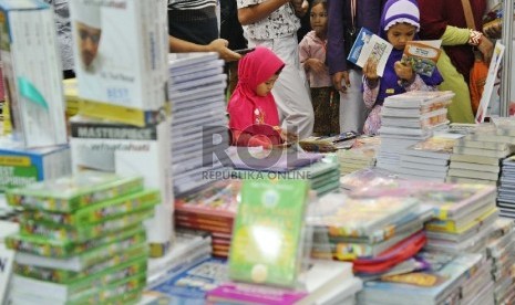 Pengunjung melihat buku distand Bestari Zikrul pameran Islamic Book Fair ke-14 di Istora Senayan, Jakarta, Kamis (5/3).