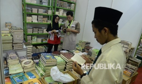  Pengunjung melihat buku islami saat pameran buku islami Islamic Book Fair (IBF) 2017 di JCC, Senayan, Jakarta, Rabu (3/5).