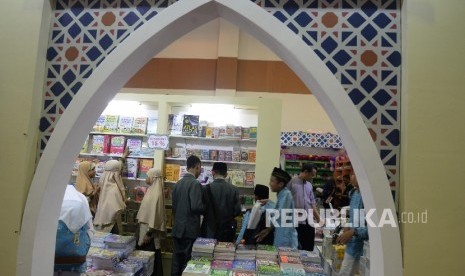  Pengunjung melihat buku islami saat pameran buku islami Islamic Book Fair (IBF) 2017 di JCC, Senayan, Jakarta, Rabu (3/5).