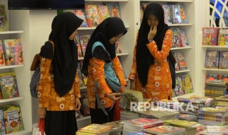  Pengunjung melihat buku islami saat pameran buku islami Islamic Book Fair (IBF) 2017 di JCC, Senayan, Jakarta, Rabu (3/5).