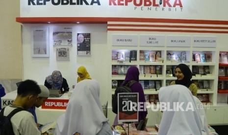  Pengunjung melihat buku islami saat pameran buku islami Islamic Book Fair (IBF) 2017 di JCC, Senayan, Jakarta, Rabu (3/5).