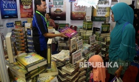  Pengunjung melihat buku islami saat pameran buku islami Islamic Book Fair (IBF) 2017 di JCC, Senayan, Jakarta, Rabu (3/5).