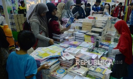  Pengunjung melihat buku islami saat pameran buku islami Islamic Book Fair (IBF) 2017 di JCC, Senayan, Jakarta, Rabu (3/5).