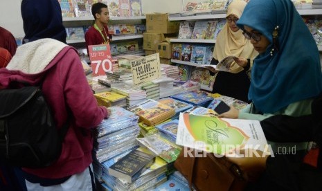  Pengunjung melihat buku islami saat pameran buku islami Islamic Book Fair (IBF) 2017 di JCC, Senayan, Jakarta, Rabu (3/5).