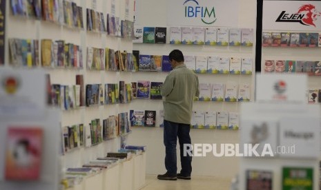   Pengunjung melihat buku saat Indonesia International Book Fair (IIBF) (Ilustrasi)