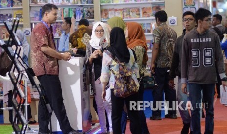 Pengunjung melihat buku saat Indonesia International Book Fair (IIBF) 2016 di JCC, Jakarta, Kamis (29/9).