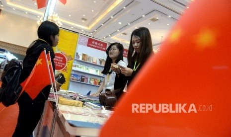 Pengunjung melihat buku saat Indonesia International Book Fair (IIBF) 2017 di Balai Sidang Jakarta, Rabu (6/9).