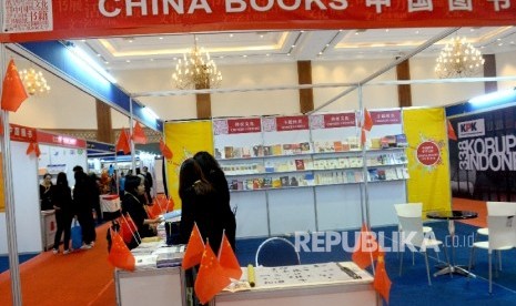 Pengunjung melihat buku saat Indonesia International Book Fair (IIBF) 2017 di Balai Sidang Jakarta, Rabu (6/9).