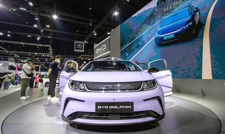 Pengunjung melihat BYD Dolphin saat Pameran Motor Internasional Bangkok ke-44 di Bangkok, Thailand, 22 Maret 2023. 