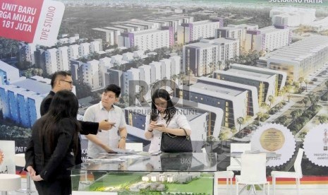   Pengunjung melihat contoh rumah yang dijual dalam sebuah pameran properti