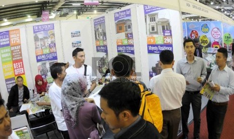 Pengunjung melihat contoh rumah yang dijual dalam pameran properti yang bertajuk bertajuk Jakarta Property Week di Kartini Expo, Balai Kartini, Jakarta (17/9).