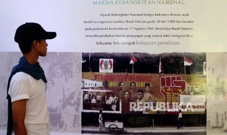 Pengunjung melihat foto sejarah di Museum Kebangkitan Nasional, Jakarta, Jumat (20/5). (Republika/ Yasin Habibi)