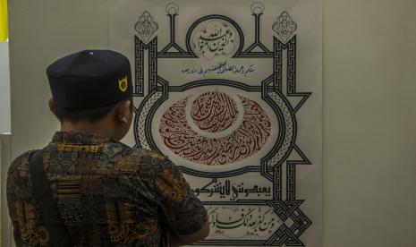 Pengunjung melihat hasil karya peserta golongan naskah cabang Musabaqah Khattil Quran di Venue Madrasah Darussalam Tahfiz dan ilmu Al Quran, Kabupaten Banjar, Kalimantan Selatan, Sabtu (15/10/2022). Sebanyak 33 Putra dan 34 Putri bertanding memperebutkan tiket final pada cabang Musabaqah Khattil Quran golongan hiasan mushaf pada Musabaqah Tilawatil Quran (MTQ) Nasional ke-29 di Kalimantan Selatan. 