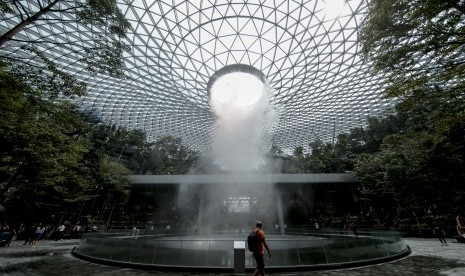 Instalasi air Rain Vortex Jewel Changi, Singapura. Mulai 2 Juni, pelancong dapat transit di Bandara Changi.