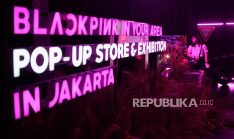 Pengunjung melihat instalasi Blackpink pada acara BLACKPINK In Your Area Pop-up Store and Exhibition di Mal Senayan Park, Jakarta, Selasa (7/3/2023).