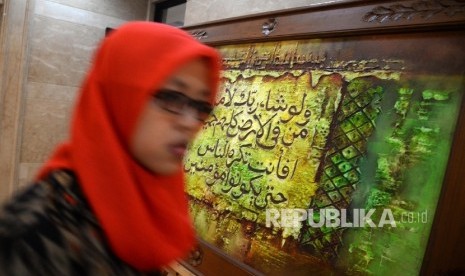 Pengunjung melihat kaligrafi saat pameran Sejarah Islam di Nusantara yang digelar di Kantor PBNU, Jakarta, Senin (30/1).