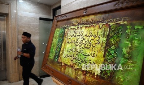 Pengunjung melihat kaligrafi saat pameran Sejarah Islam di Nusantara yang digelar di Kantor PBNU, Jakarta, Senin (30/1).