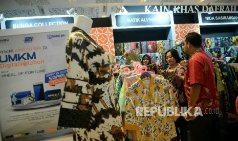 Pengunjung melihat kerajinan di salah satu stan pada acara BRI UMKM Digitalvolution di JIEXPO, Jakarta, Sabtu (17/12).