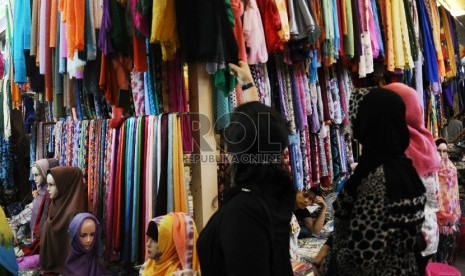 Pengunjung melihat koleksi busana muslim salah satu pertokoan di Jakarta, Rabu (15/4).(Republika/ Tahta Aidilla).