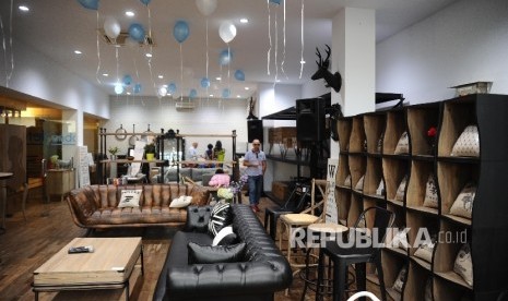  Pengunjung melihat koleksi furniture saat dibuka gerai Andaleto di Kemang Square, Jakarta, Kamis (27\10).