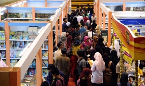 Pengunjung melihat koleksi pada stand di pameran Islamic Book Fair ke-14 2015 di Istora senayan, Jakarta, Jumat (27/2). 