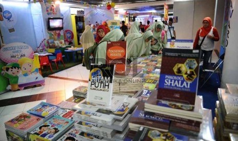 Pengunjung melihat koleksi pada stand di pameran Islamic Book Fair ke-14 2015 di Istora senayan, Jakarta, Jumat (27/2). 