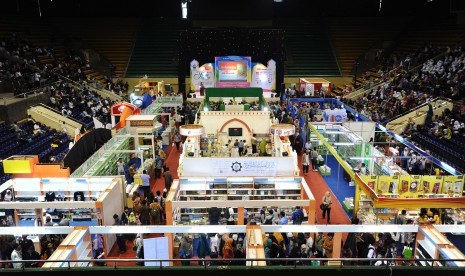 Pengunjung melihat koleksi pada stand di pameran Islamic Book Fair ke-14 2015 di Istora senayan, Jakarta, Jumat (27/2).