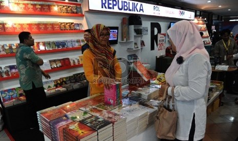 Pengunjung melihat koleksi pada stand penerbit Republika di pameran Islamic Book Fair ke-14 2015 di Istora senayan, Jakarta, Jumat (27/2).