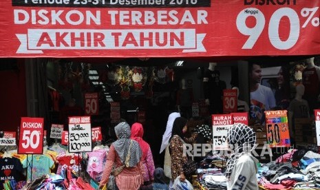 Pengunjung melihat koleksi pakaian saat digelar potongan harga di pusat perbelanjaan, Jakarta, Kamis (29\12). Memasuki akhir tahun sejumlah tempat belanja memberikan diskon besar-besaran untuk menarik pembeli.