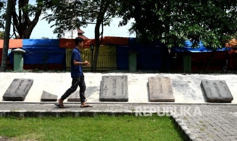 Pengunjung melihat koleksi sejarah Banten di Museum Situs Kepurbakalaan Banten Lama, Serang, Banten, Selasa (11/4).