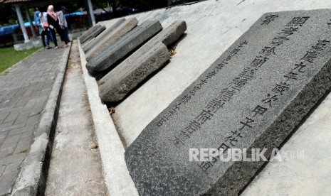 Pengunjung melihat koleksi sejarah Banten di Museum Situs Kepurbakalaan Banten Lama, Serang, Banten, Selasa (11/4)