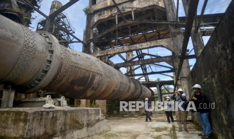 Pengunjung melihat kondisi bekas pabrik semen Indarung I di kawasan PT Semen Padang, Indarung, Sumatera Barat, Rabu (24/11/2021). Pabrik semen tertua di Indonesia itu didirikan pada tahun 1910 dan merupakan pabrik semen pertama di Asia Tenggara yang akan dikembangkan sebagai industrial heritage.