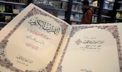  Pengunjung melihat-lihat buku disalah satu stand acara Islamic Book Fair ke-13 di Istora Senayan, Jakarta